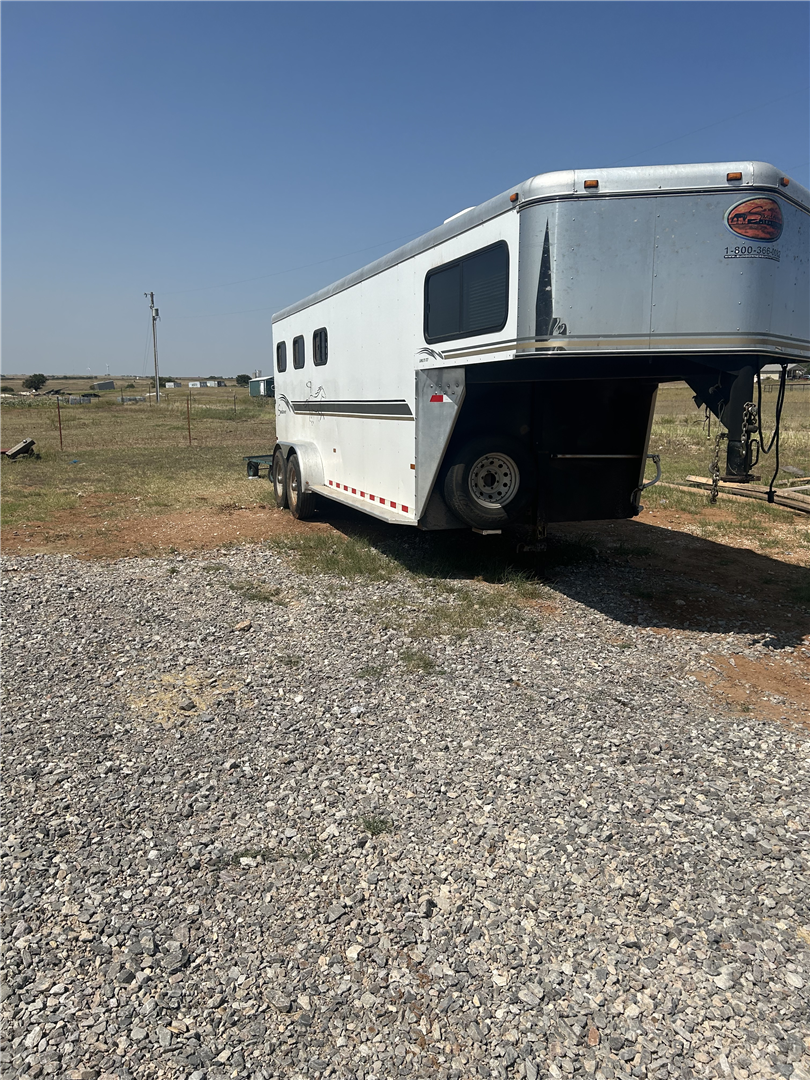 2004 Sundowner Horse Trailer for Sale in Lahoma, Oklahoma